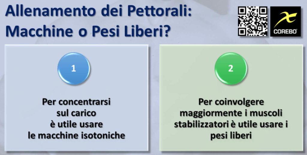 allenamento dei pettorali macchine o pesi liberi